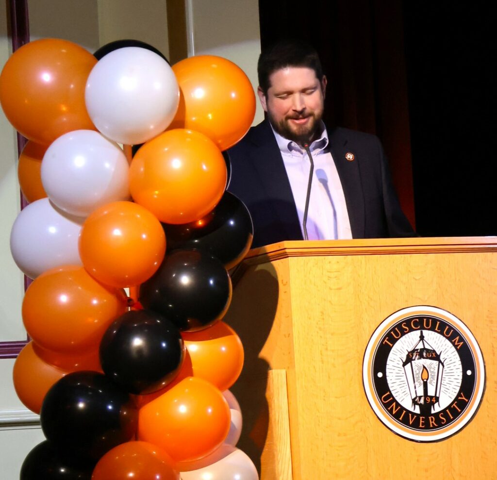 Dr. Chris Shumate prays at the event's conclusion.