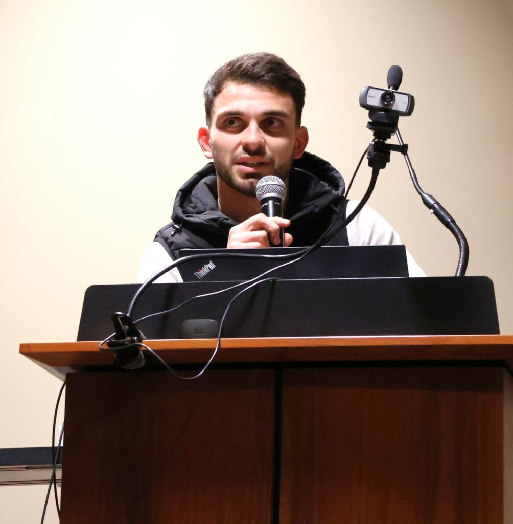 Federico Belintende presents his case.