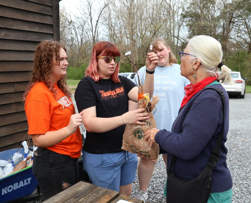 Left to right, Savannah Webb, Hannah Morgan and Jaida Ellison assist Wendy Ritchey with her order.