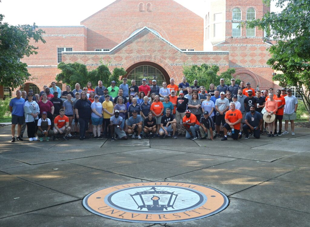 Here is a group photo of the workers.
