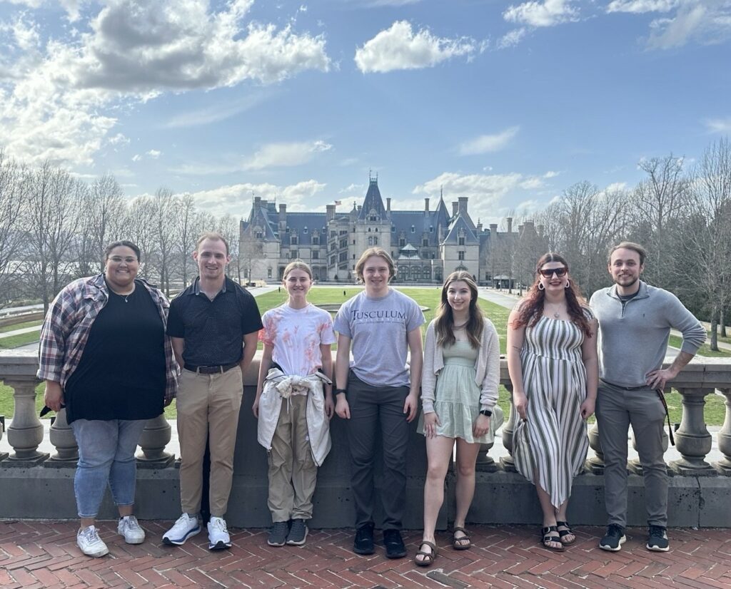 A group photo at the Biltmore estate