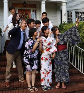 Kanto students take a selfie with Dr. Scott Hummel, Tusculum’s president.