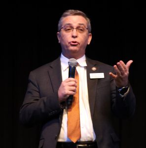 Dr. Scott Hummel speaks to new students and their families.