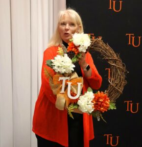 Starr Hummel shows the wreath she received.